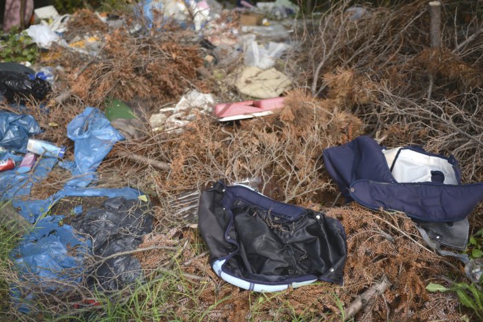 Ilustračný obrázok k článku Čierna skládka pri rieke: Radnica získala dotáciu na odstránenie odpadu