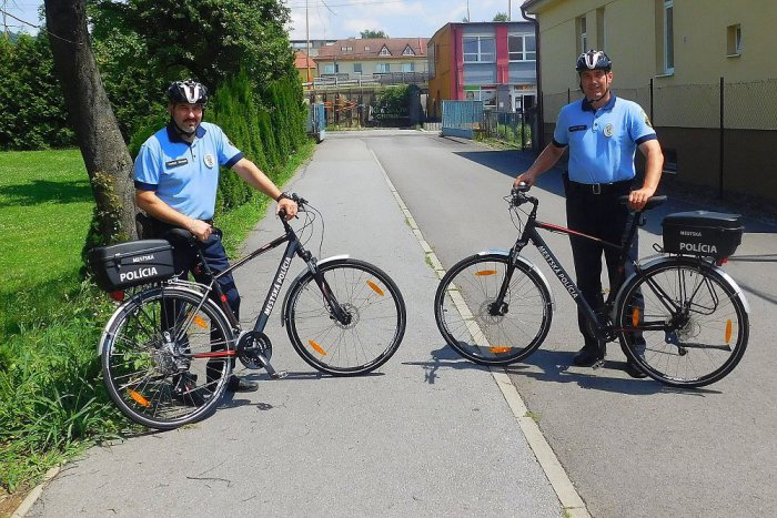 Ilustračný obrázok k článku Úplná novinka v Humennom: Mestskí policajti hliadkujú už aj na bicykloch
