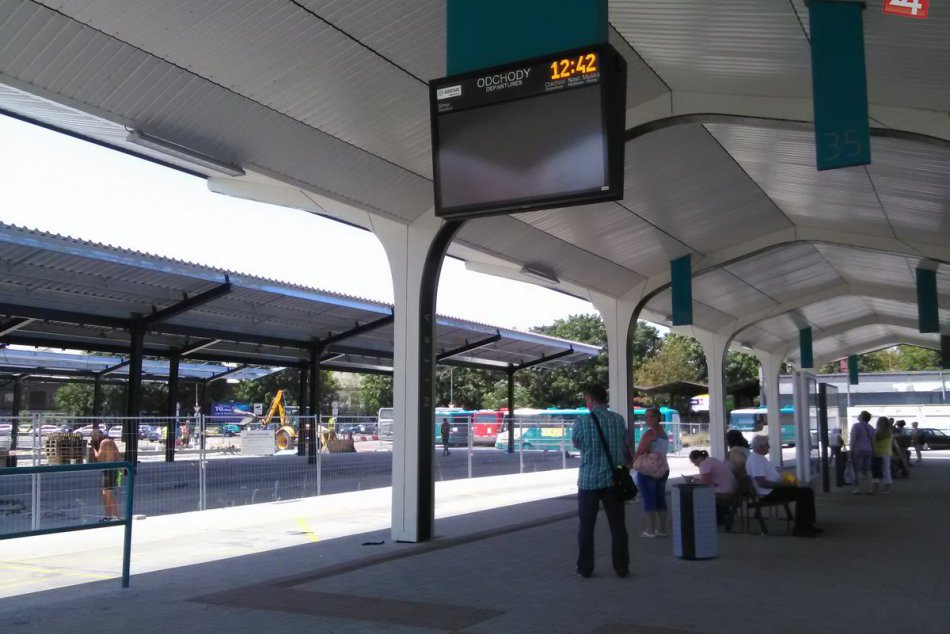Ilustračný obrázok k článku Novinky na autobusovej stanici v Nitre: Informačný panel je zatiaľ nefunkčný, FOTO