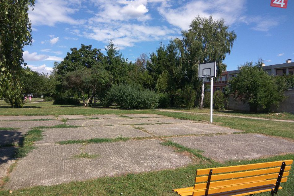 Ilustračný obrázok k článku V parku osadili nové basketbalové koše, celková obnova zatiaľ v nedohľadne, FOTO