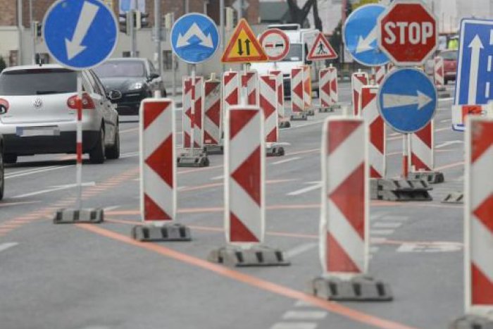 Ilustračný obrázok k článku Bystrických vodičov čakajú obmedzenia. Na 2 uliciach sa treba obrniť trpezlivosťou