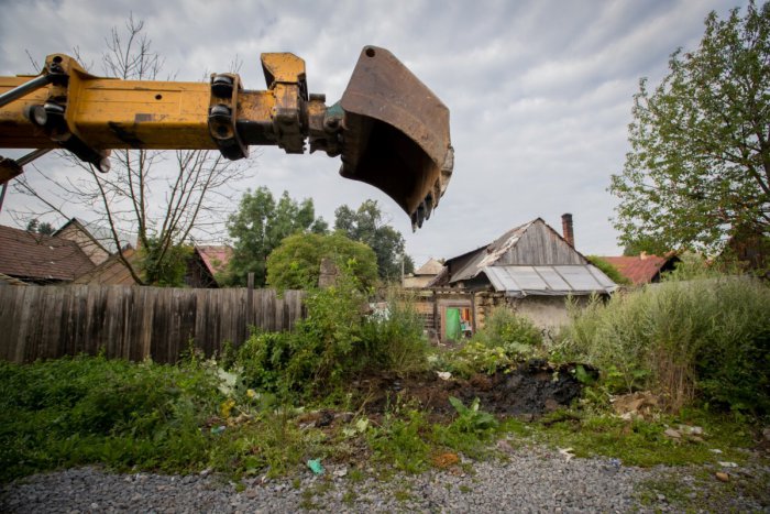 Ilustračný obrázok k článku FOTO: Tŕň v oku mnohých Zvolenčanov pomaly mizne. Problémový dom začali búrať