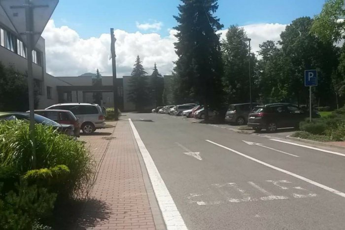 Ilustračný obrázok k článku Novinky v parkovaní v Mikuláši: Pred radnicou pribudne rampa, platenie aj cez aplikáciu