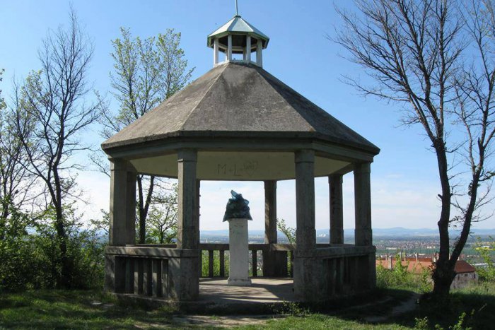 Ilustračný obrázok k článku Dobrovoľníci z DOZOR HC spúšťajú letnú akciu: Cieľom sú obľúbené miesta Hlohovčanov