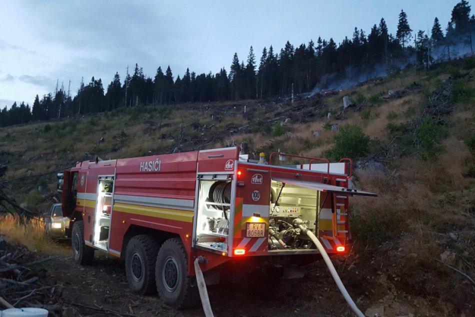 Ilustračný obrázok k článku Ničivý požiar pri Rožňave: V akcii desiatky hasičov aj vrtuľníky!