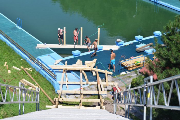 Ilustračný obrázok k článku Obria konštrukcia na kremnickom kupku: Nad bazénom vyrástol mega mostík, FOTO
