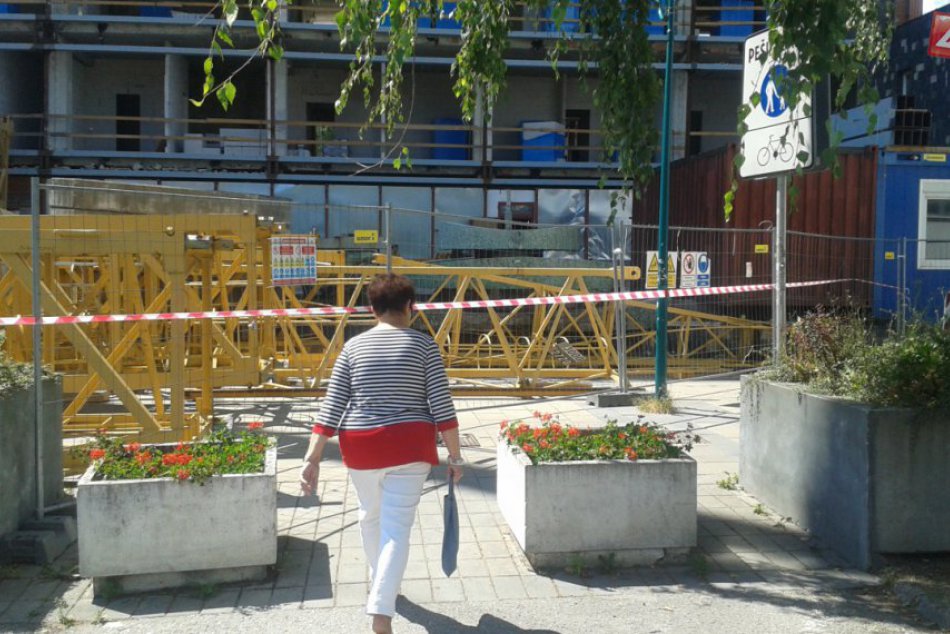 Ilustračný obrázok k článku V centre Považskej vyrastie veľký žeriav: Obmedzenie na pešej zóne, FOTO