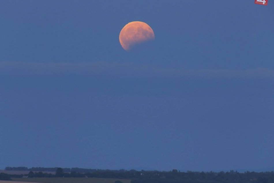 Ilustračný obrázok k článku Značnú časť Mesiaca zahalí tieň Zeme: Úkaz budeme sledovať aj vo hvezdárni v Nitre