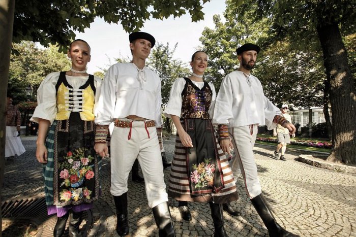 Ilustračný obrázok k článku Temperamentné rómske rytmy aj etno music. Hviezdoslavovo námestie ožije hudbou menšín