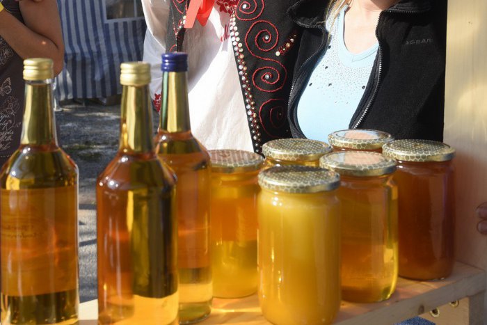 Ilustračný obrázok k článku Včelárka Čermáková z Hrádku: Med by sme mali kupovať od spoľahlivého včelára z regiónu