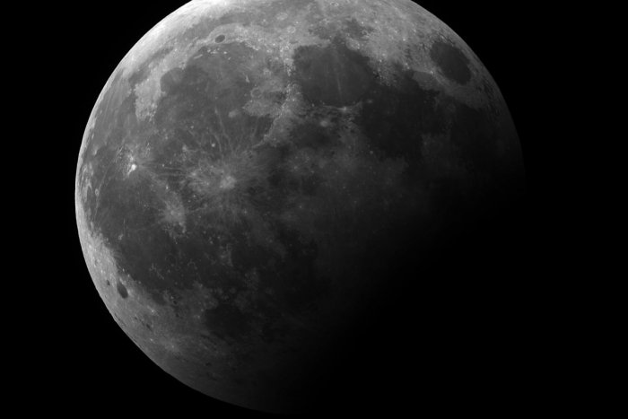 Ilustračný obrázok k článku Unikátne VIDEO a FOTO z čiastočného zatmenia Mesiaca nad Nitrou