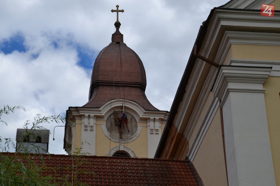 Ilustračný obrázok k článku FOTO: Veľká premena fiľakovského kostola. Nové ciferníky aj reštaurovanie fresiek