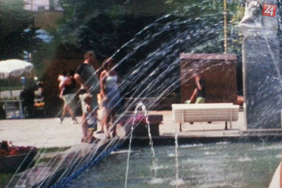Ilustračný obrázok k článku Zaspomínajte si na michalovské námestie pred rokmi: FOTKY zachytili leto pri starej fontáne