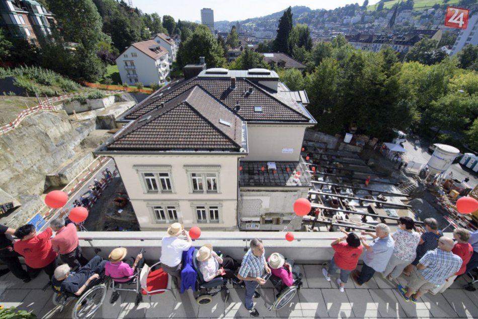 Ilustračný obrázok k článku KURIOZITA DŇA: Švajčiari presunuli panské sídlo o 20 metrov, váži 3600 ton!