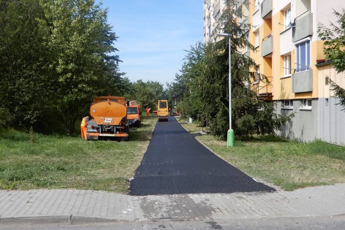 Ilustračný obrázok k článku Dobrá správa pre Palučanov: Opotrebovaný chodník dostal nový asfalt