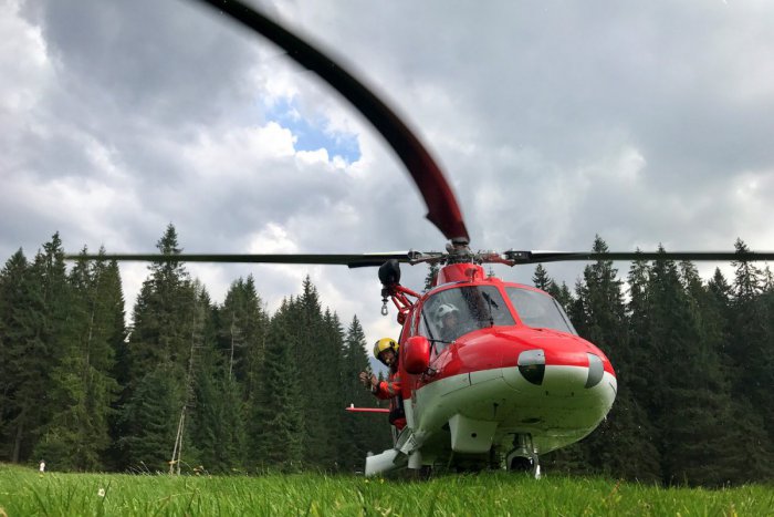Ilustračný obrázok k článku Vážna nehoda na západnom Slovensku: Niekoľko zranených, muža (34) prevážal vrtuľník
