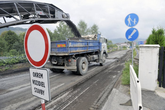 Ilustračný obrázok k článku Aktuálne dopravné obmedzenia v okrese Trenčín: Na TÝCHTO úsekoch zvýšte opatrnosť