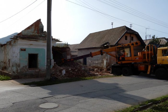 Ilustračný obrázok k článku Chátrajúca budova sa mení na ruinu. Jelšava búra dom s poškodenou statikou