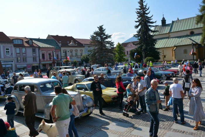 Ilustračný obrázok k článku Cesty v Mikuláši budú zdobiť historické autá: FOTO z otvorenia Oldtimer Rallye Tatry