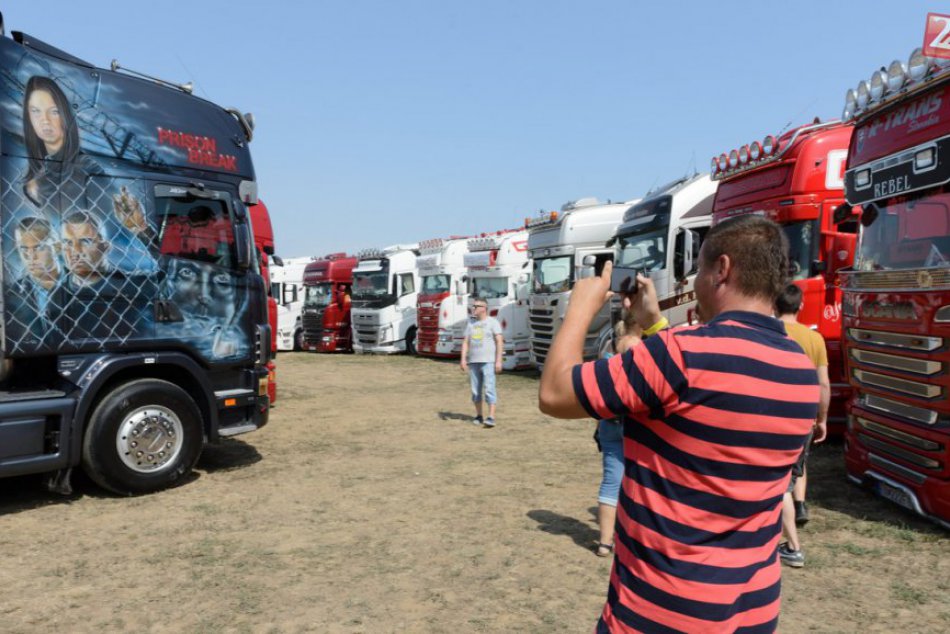 Ilustračný obrázok k článku FOTO: Rekordná účasť na zraze kamiónov, pri Nitre sa stretlo viac ako 120 strojov
