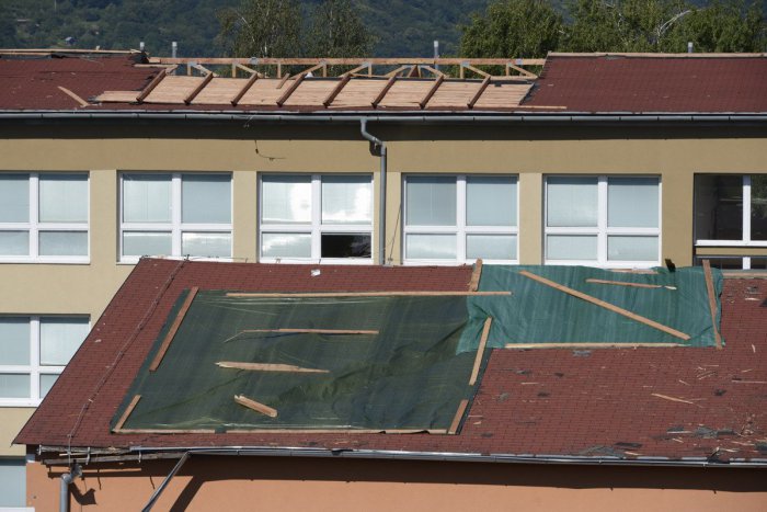 Ilustračný obrázok k článku Žiaci zasadnú do lavíc načas: Strhnutú strechu po veternej smršti stihnú opraviť