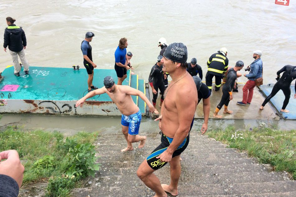 Ilustračný obrázok k článku OBRAZOM: Niekoľko desiatok nadšencov sa vrhlo do Dunaja