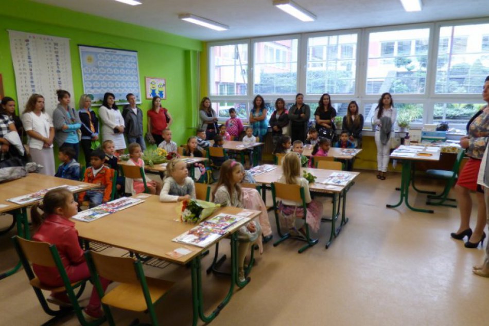 Ilustračný obrázok k článku FOTOREPORTÁŽ: Školáci v Dobšinej zasadli do lavíc