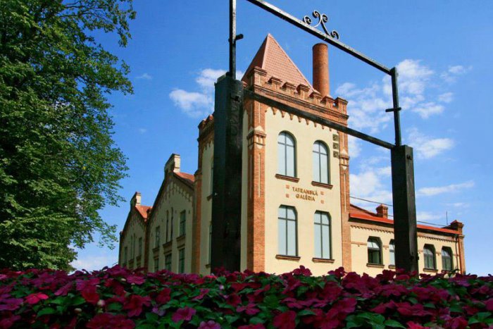 Ilustračný obrázok k článku Diela Rožňavčana sa tešia obľube: V Tatranskej galérii vystavujú obrazy Lukáša Pažitku