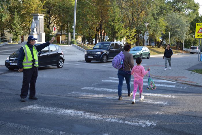 Ilustračný obrázok k článku Šalianskym  školákom pomôžu policajti: Bezpečne ich prevedú cez cestu