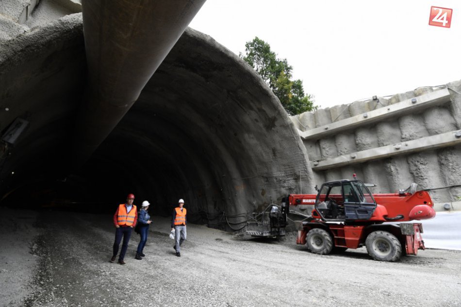 Ilustračný obrázok k článku Stavba železnice pri Považskej pokročila: Začalo sa s razením tunela, FOTO
