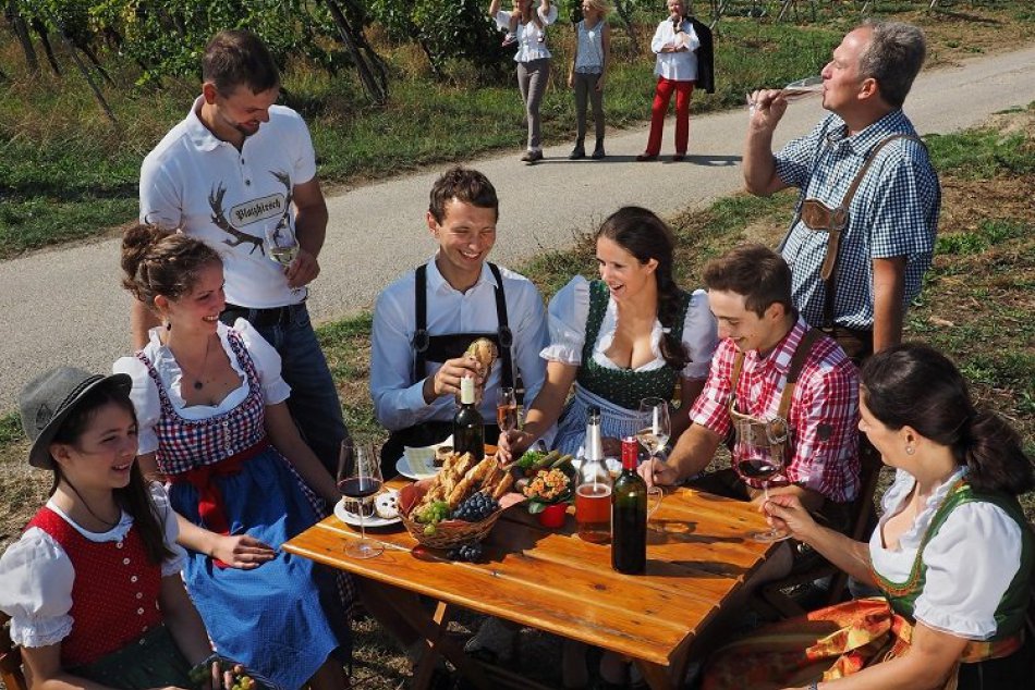 Ilustračný obrázok k článku Navštívte najdlhší vínny bar v Rakúsku na dolnorakúskom podujatí Pôžitkárska míľa