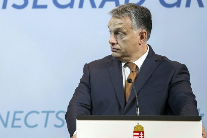 Ilustračný obrázok k článku Orbán si uzurpuje moc, zneužíva koronavírus. Opozícia sa zmohla iba na protest