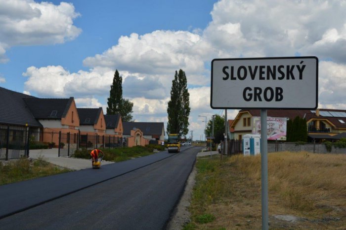 Ilustračný obrázok k článku Cesta medzi Slovenským Grobom a Čiernou Vodou je už zrekonštruovaná