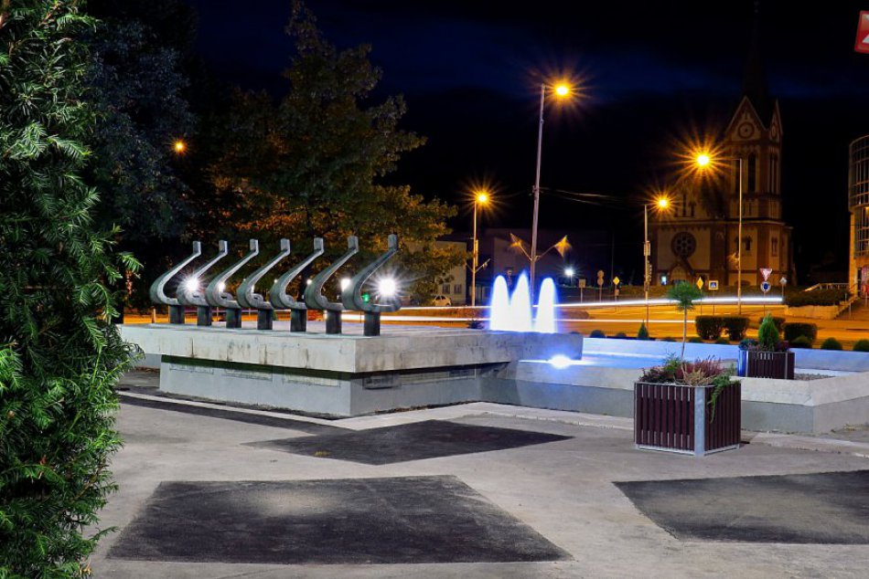 Ilustračný obrázok k článku FOTO a VIDEO: Pozrite si, ako vyzerá osvetlená fontána po zotmení