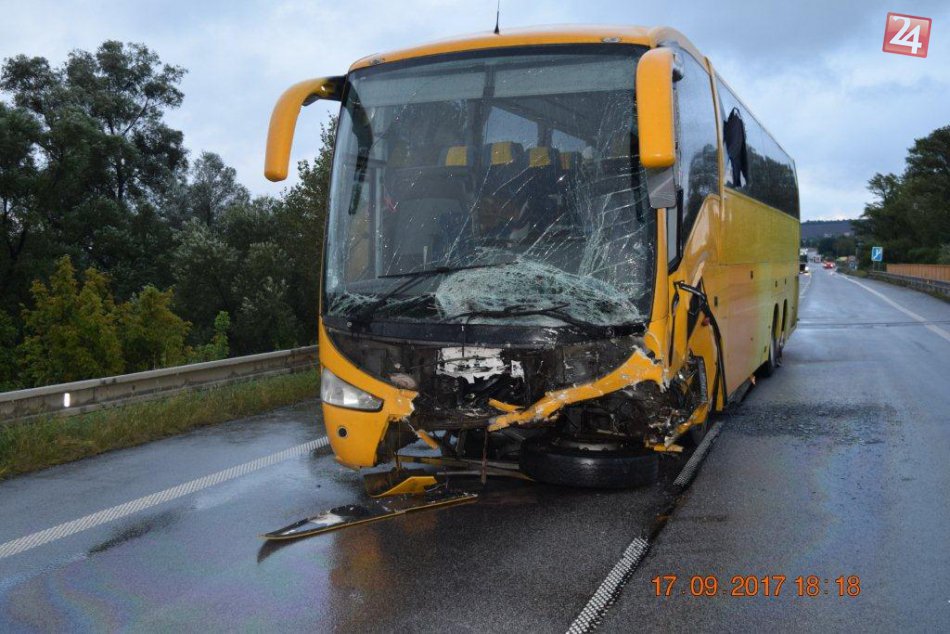Ilustračný obrázok k článku Pri Šahách sa zrazilo auto s autobusom: Hlásia mŕtvych