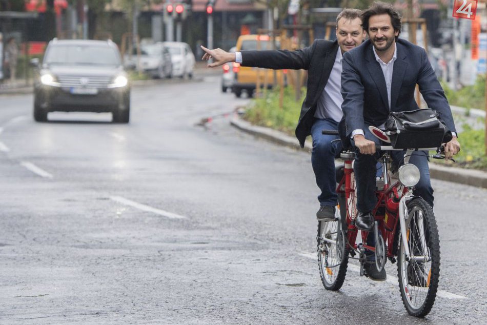 Ilustračný obrázok k článku FOTO: Niektorí ministri prišli do práce na bicykli, iní elektromobilom