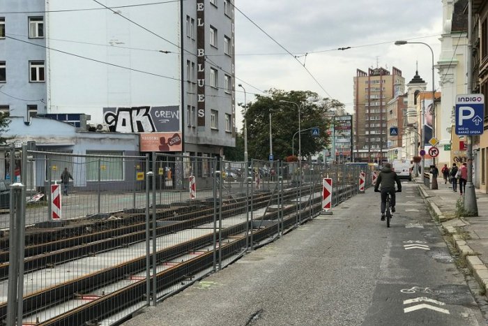 Ilustračný obrázok k článku Zastavenie obnovy trate na Špitálskej vníma BSK ako zbytočné, problém je zastávka
