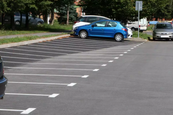 Ilustračný obrázok k článku Nové parkovacie fleky v Prešove: 69 kolmých aj pozdĺžnych vzniklo na Višňovej ulici