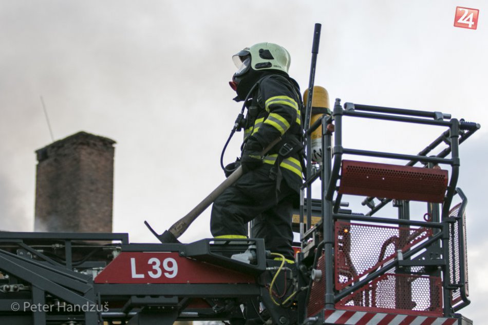 Ilustračný obrázok k článku Požiar v známej obci pri Trenčíne: Pracovníkov museli evakuovať