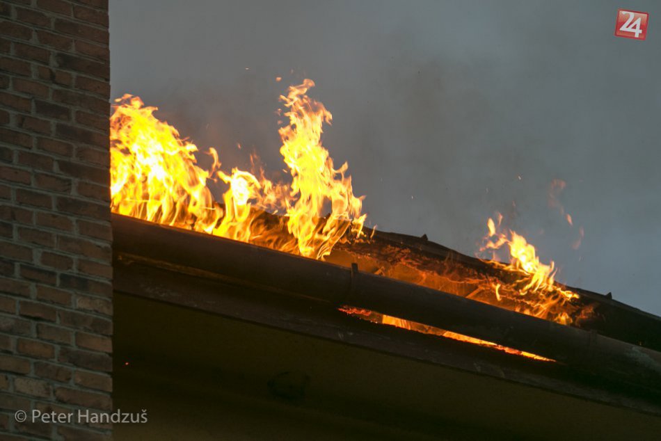 Ilustračný obrázok k článku Rodinný dom v Tvrdošovciach v plameňoch: Škoda sa ráta na desiatky tisíc