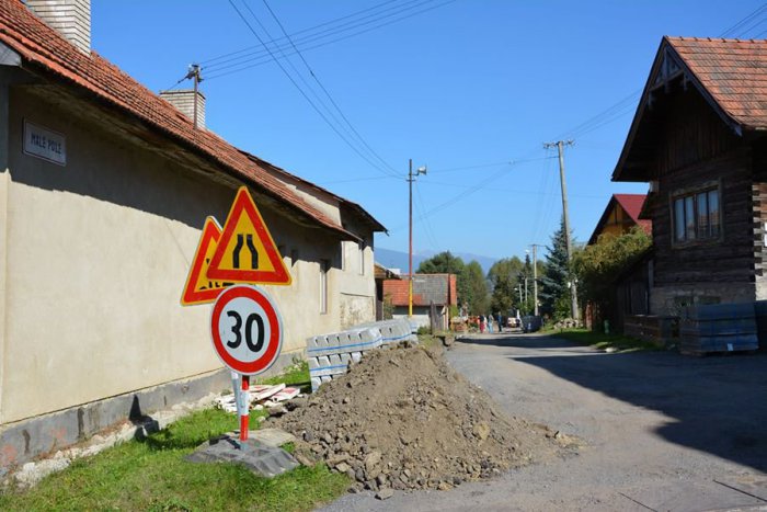 Ilustračný obrázok k článku V Ploštíne sa dočkali: Cestu v havarijnom stave opravujú!