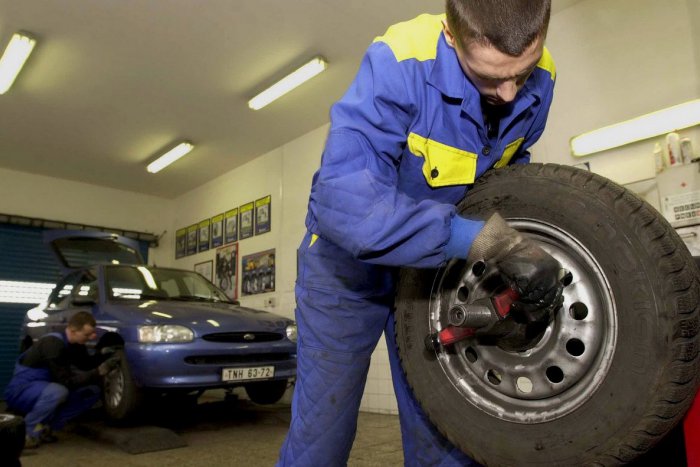 Ilustračný obrázok k článku RADÍME: Vodiči by mali dbať na správnu hĺbku dezénu zimných pneumatík