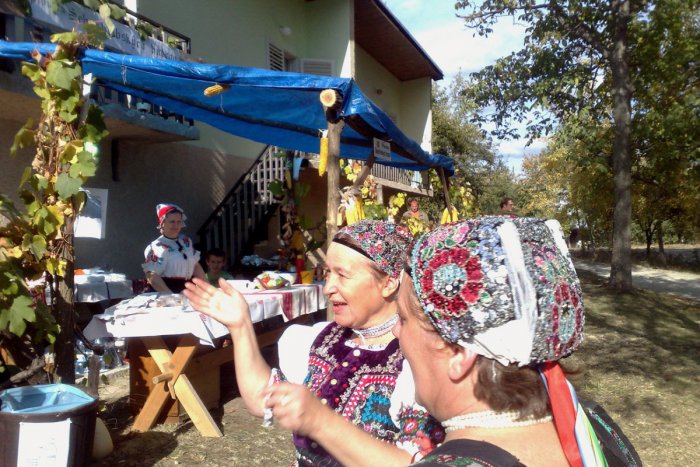 Ilustračný obrázok k článku Začal sa jesenný jarmok vo Vlčanoch: Nachystali zaujímavý program
