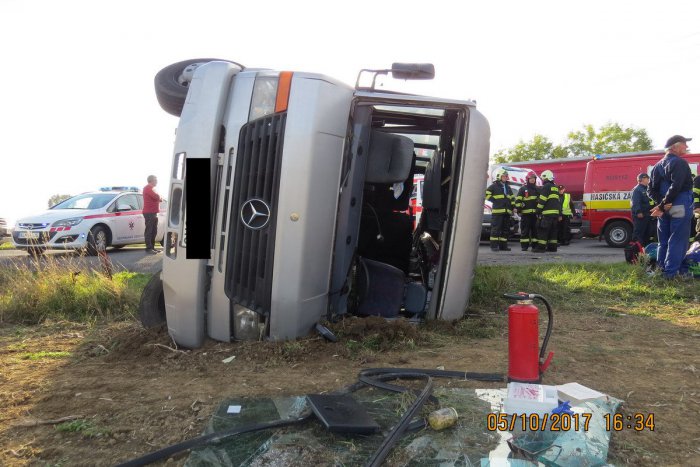 Ilustračný obrázok k článku Zrážka autobusu s kamiónom pri Nitre: V nemocnici skončilo 9 ľudí