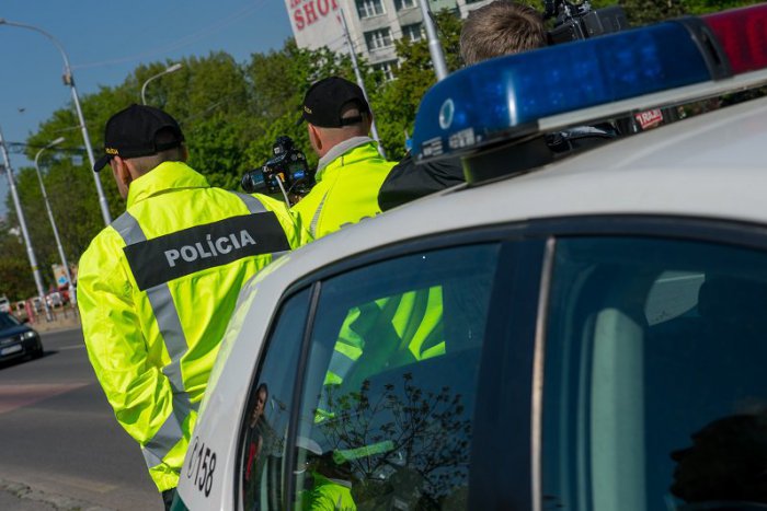 Ilustračný obrázok k článku Policajti sa zamerajú na rýchlosť: Na vodičov si posvietia aj v Lučeneckom okrese