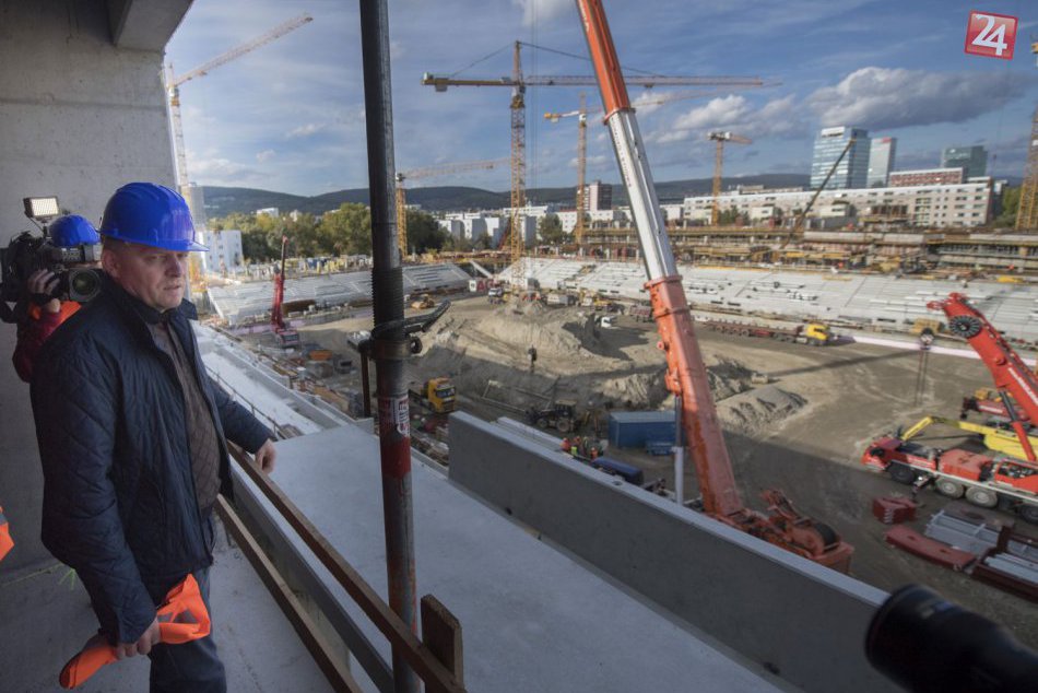 Ilustračný obrázok k článku FOTO: Premiér Robert Fico si bol pozrieť výstavbu Národného futbalového štadióna