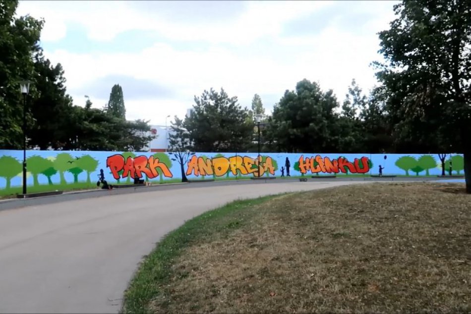Ilustračný obrázok k článku Počmáraný múrik v Parku Andreja Hlinku ožil farbami street art umenia