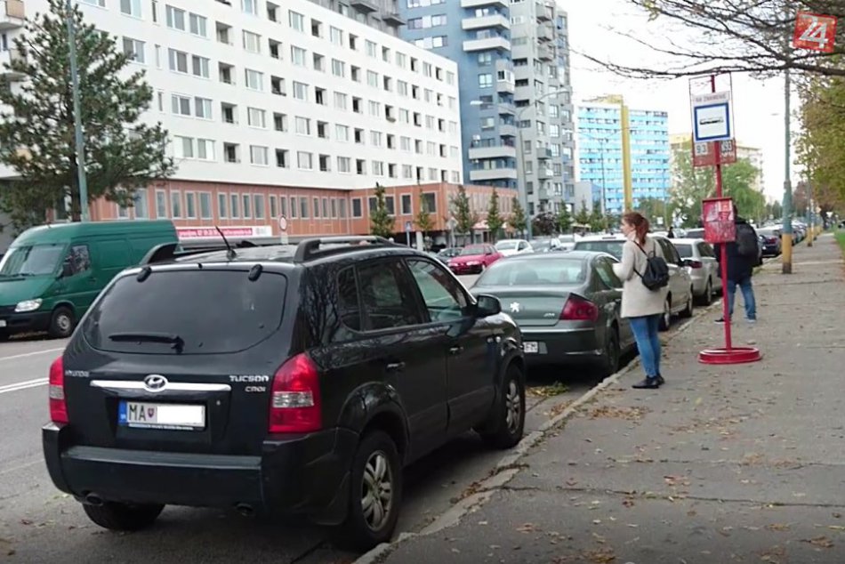 Ilustračný obrázok k článku Bratislavské pasce: Keď pre zaparkované autá nevidieť zastávku MHD