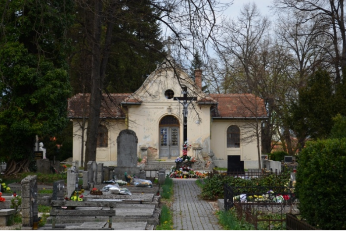 Ilustračný obrázok k článku Dušičky sa blížia: V okolí lučeneckého cintorína dôjde k zmene dopravy