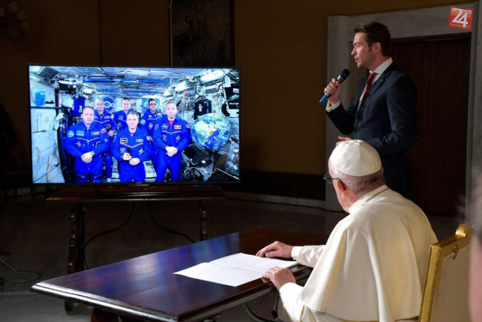 Ilustračný obrázok k článku KURIOZITA DŇA: Pápež František sa cez videohovor spojil s členmi posádky ISS